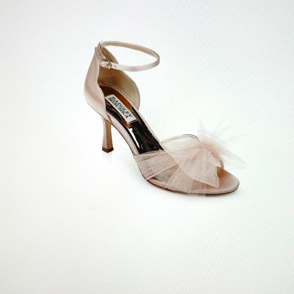 Badgley Mischka Terris Med Heel with Poof in Soft Blush Size 6.5M